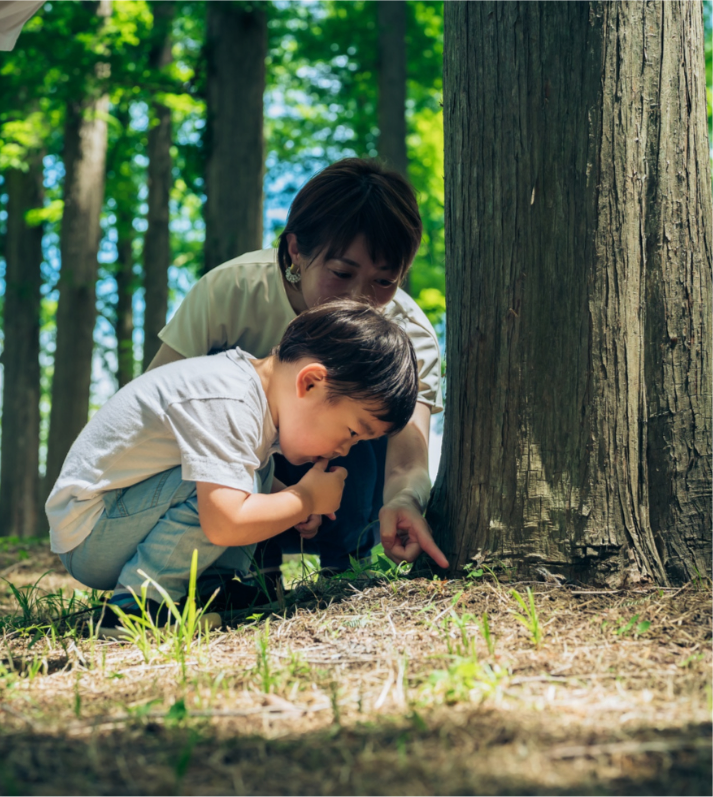 Enfants qui explore la nature cropped